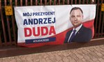 Tak dewastował baner Andrzeja Dudy. Wandala nagrały kamery