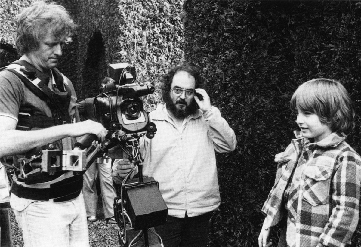 Stanley Kubrick (w środku) na planie filmu "Lśnienie"