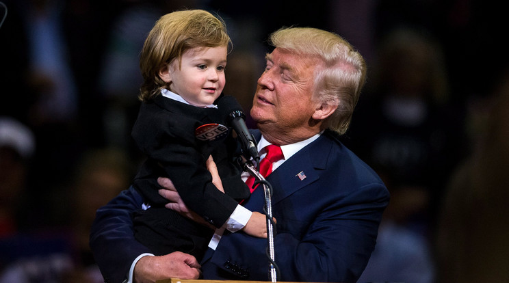 A legutóbbi kampánygyűlésen Donald Trumpnak nem várt segítője akadt a kétéves Hunter Tirpak személyében/Fotó:MTI