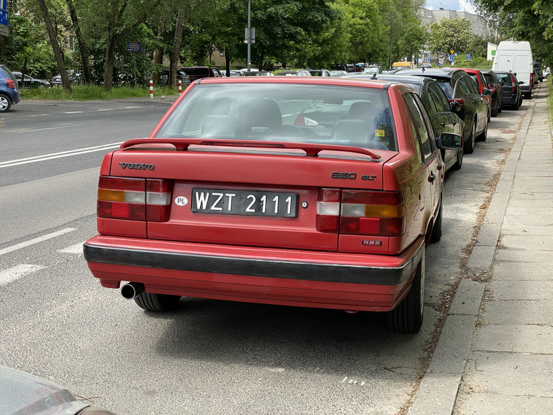 Czarne tablice - jakie auta wciąż je mają?