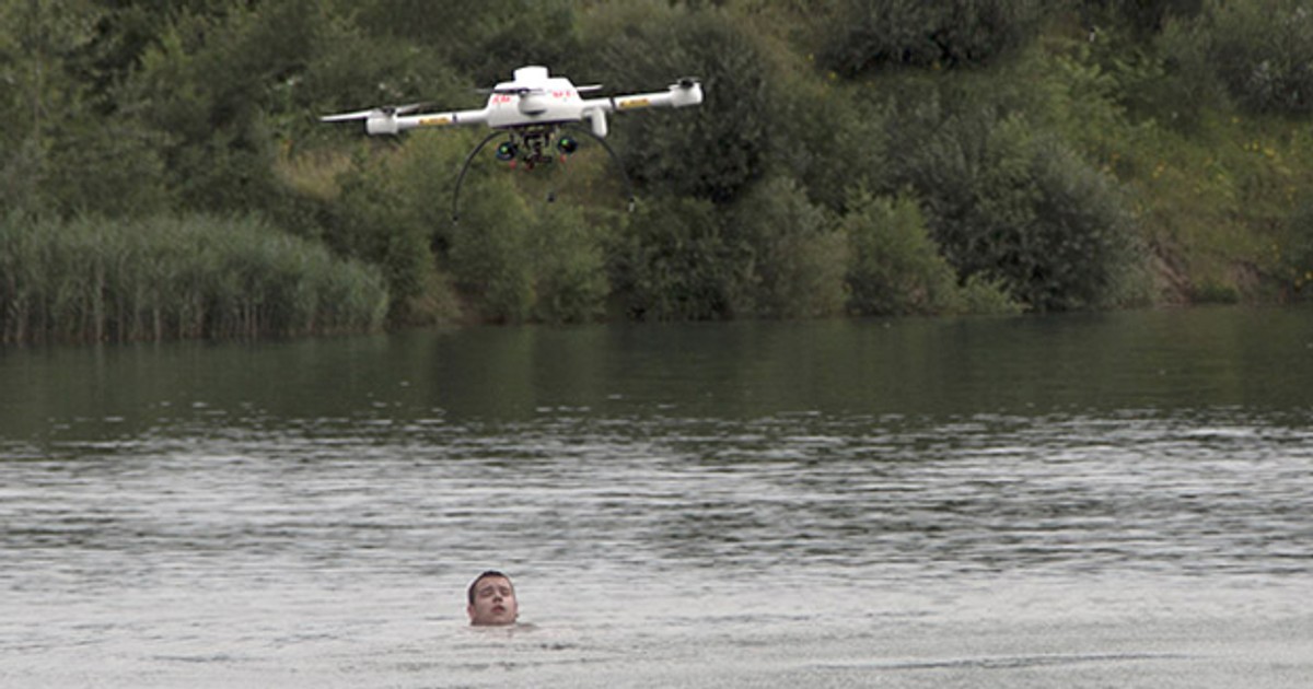 жилые здания. пострадавшие от дронов. взорванный дом. дрон спасает человека. дроны-убийцы.