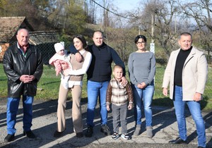 Predsednik Srbije Aleksandar Vučić došao je danas u posetu porodici Janković u selu Tolić