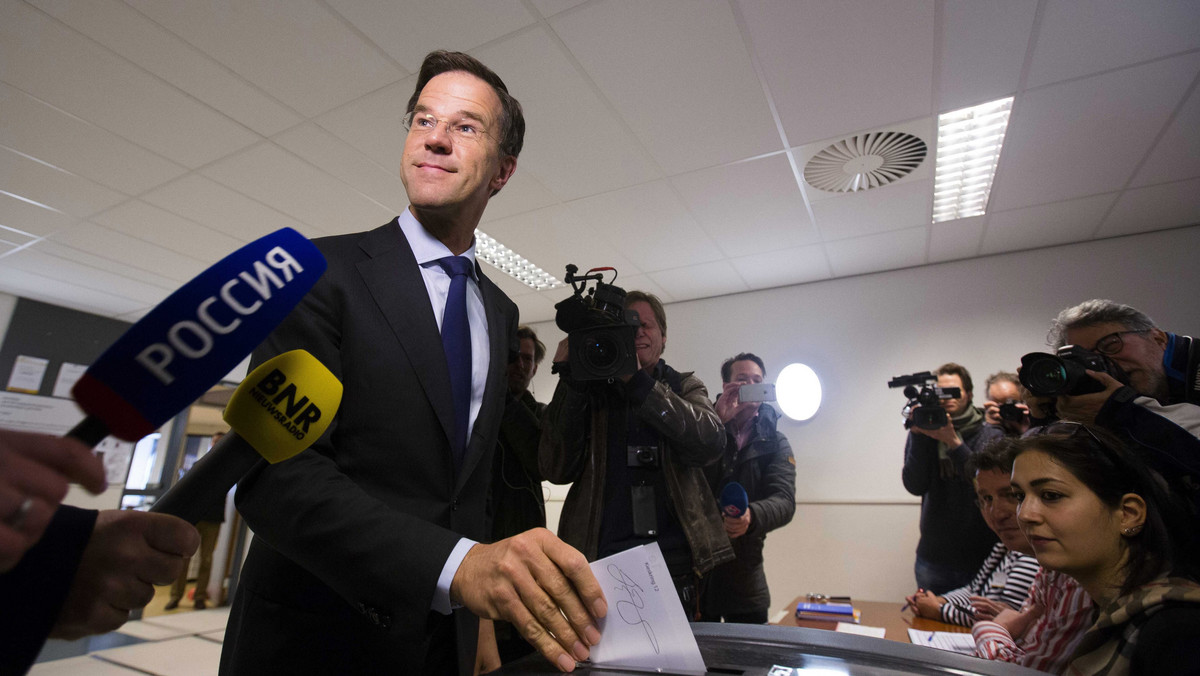 Premier Holandii Mark Rutte oświadczył, że jego rząd może ponownie rozważyć kwestię ratyfikowania umowy stowarzyszeniowej Unii Europejskiej z Ukrainą, co było tematem przeprowadzonego wcześniej tego samego dnia referendum.