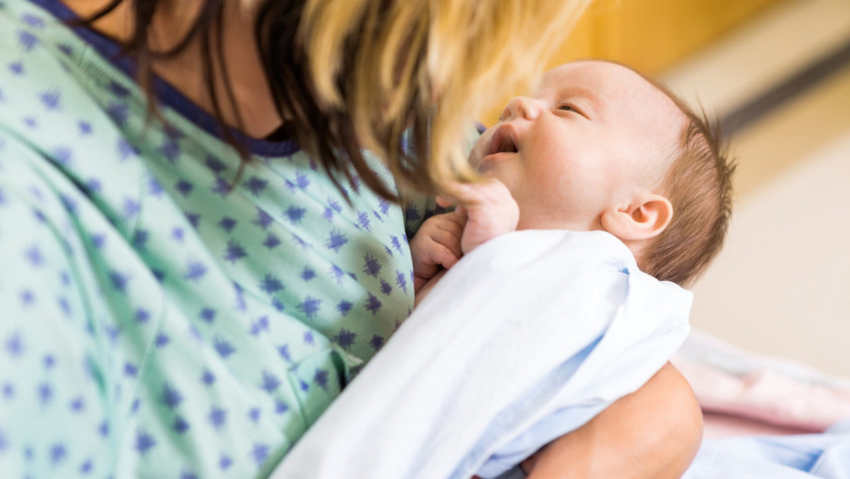 Konieczność hospitalizacji dziecka to zawsze duży stres dla malucha i jego rodziców. Choć w szpitalu pacjent dostaje profesjonalną opiekę medyczną, nikt, tak jak mama nie potrafi rozszyfrować potrzeb malucha i znaleźć sposobu na uprzyjemnienie czasu, który dziecko musi spędzić w łóżku.