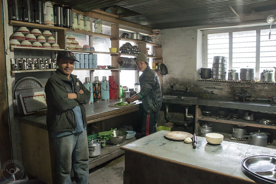 W Sanktuarium Annapurny to mężczyźni zajmują się kuchnią.