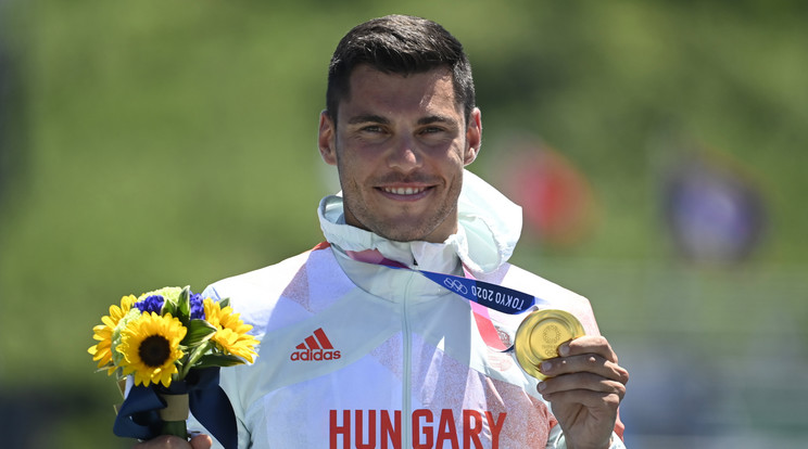 Az aranyérmes Tótka Sándor a férfi kajak egyesek 200 méteres versenyének eredményhirdetésen. / Fotó: MTI/Kovács Tamás