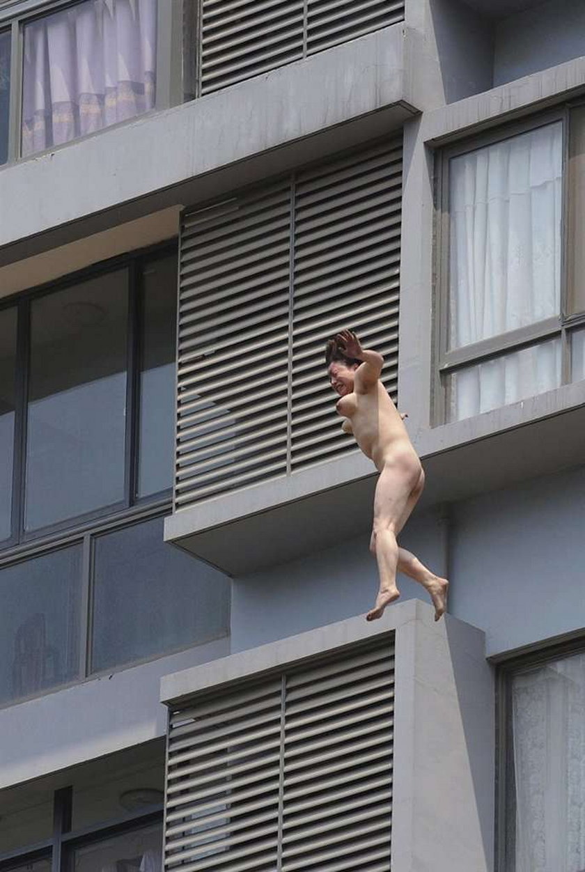 мужик выходит на балкон голым фото 9