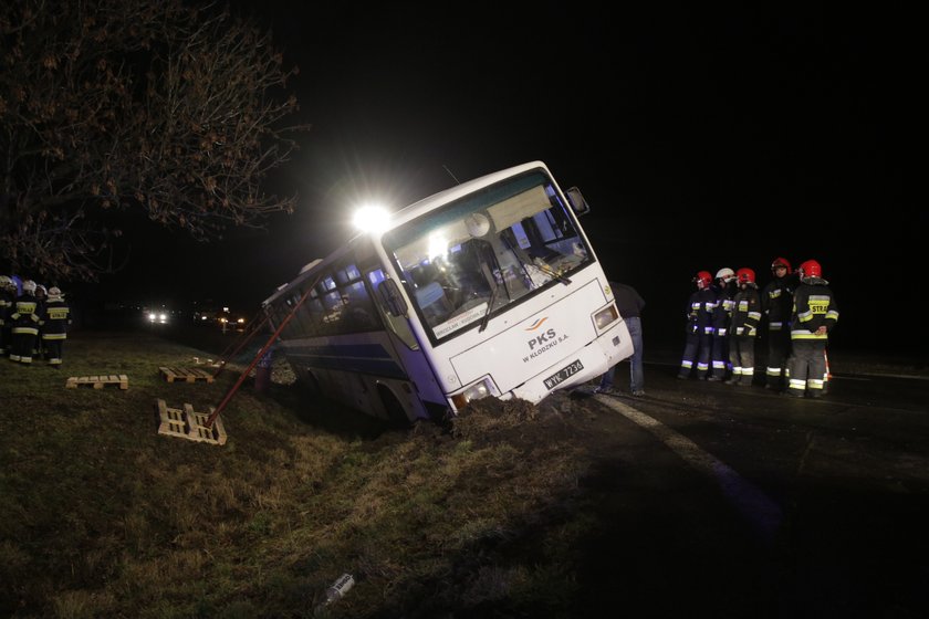 Wypadek w Kobierzycach. Kilkadziesiąt osób uwięzionych w autobusie