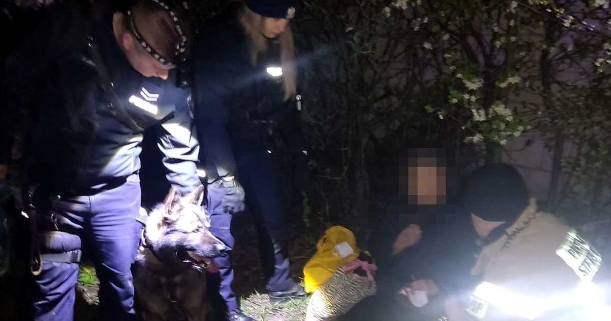 Cicho wyszła i położyła się za stodołą. Tam ją znaleźli