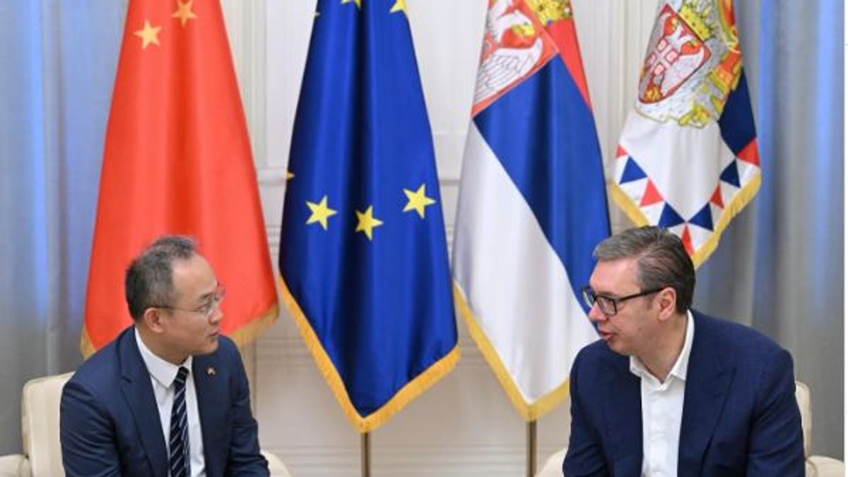 Vučić sa ambasadorom Kine: Kontinuirane kineske investicije od suštinske važnosti za razvoj infrastrukture i industrije (foto)