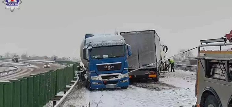 Kierowca tira najechał na inną ciężarówkę. Autobus wypadł z drogi. Trudne warunki na drogach