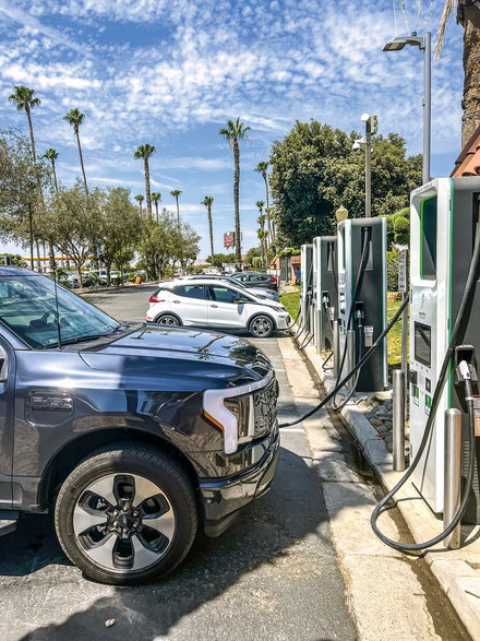 Jazda elektrykiem w USA wymaga prawie tak dokładnego planowania, jak u nas. Szybkie ładowanie prądem stałym możliwe jest w niezbyt gęstej sieci stacji Electrify America. Cena: 0,43 dolara za kWh, ale oferowane są też abonamenty. Płaci się łatwo kartą kredytową, Apple Pay lub Google Pay 