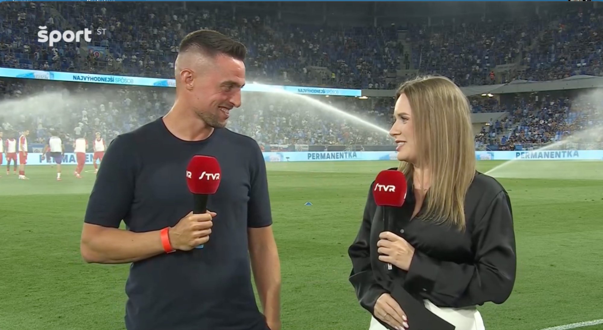 Bývalý futbalista Róbert Mak a redaktorka STVR utekali pred vodou v živom vysielaní.