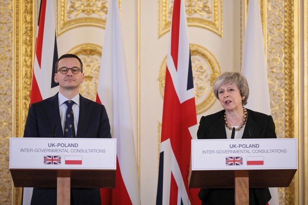 Londyn, Wielka Brytania, 20.12.2018. Premier RP Mateusz Morawiecki (L) oraz premier Zjednoczonego Królestwa Wielkiej Brytanii i Irlandii Północnej Theresa May (P) podczas konferencji prasowej w Londynie, 20 bm. Premierzy Polski i Wielkiej Brytanii wzięli udział w konsultacjach międzyrządowych, głównym tematem rozmów był Brexit oraz przyszła współpraca w ramach NATO. (sko) PAP/Paweł Supernak