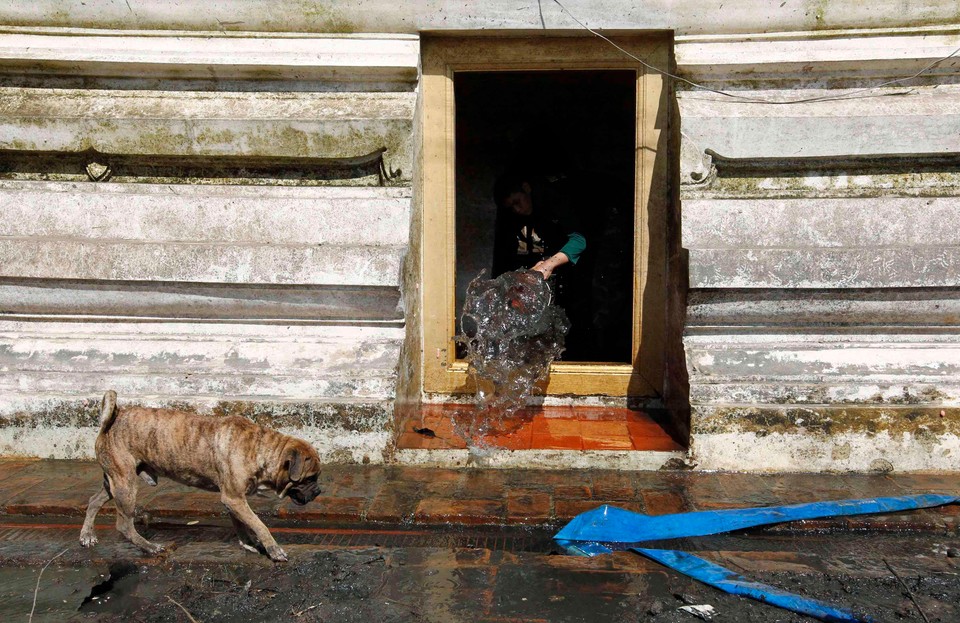 Powódź w Tajlandii - opada woda w prowincji Ayutthaya