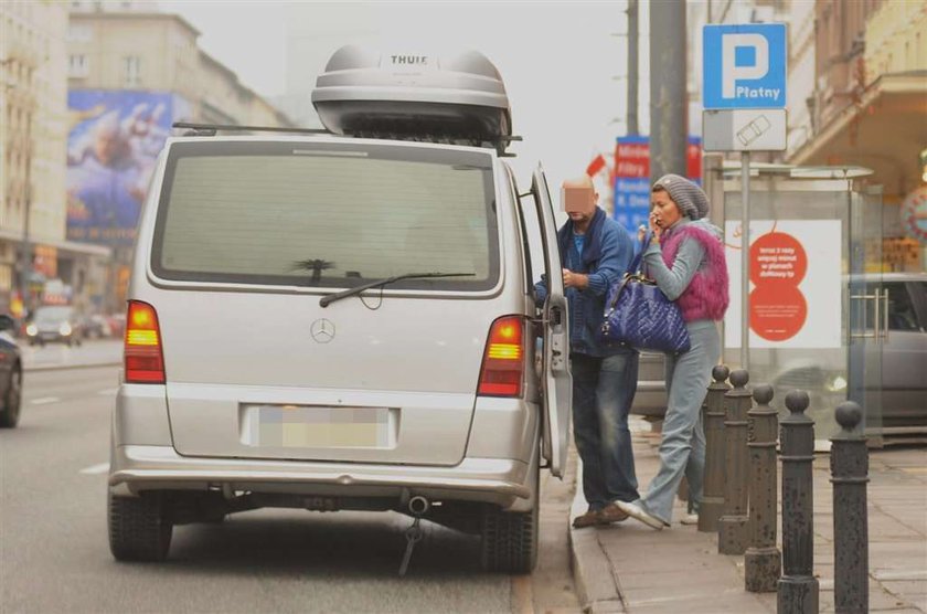 Fakt wszedł w posiadanie bardzo tajemniczych zdjęć. Na ulicach Warszawy pojawiła się ostatnio postać niepokojąco podobna do Edyty Górniak (37 l.)