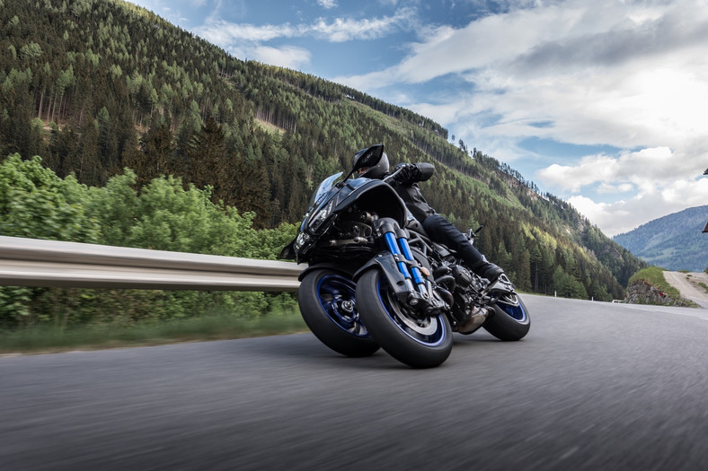 Yamaha NiIken: 115 KM, super osiągi, trzy koła... Ale ten pojazd zahomologowany jest jako zwykły motocykl dwukołowy, a zatem wymagane jest prawo jazdy kat. A.