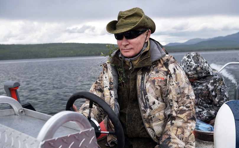 Władimir Putin na łódce