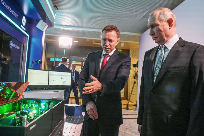 Prezydent Rosji Władimir Putin podczas zwiedzania wystawy zaawansowanych osiągnięć w dziedzinie technologii kwantowych państwowej korporacji Rosatom w Moskwie, 13 lipca 2023 r.