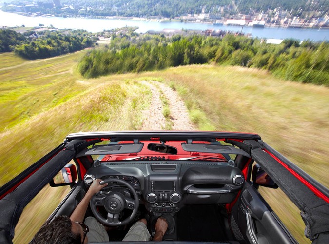 Jeep to ikona samochodów 4x4. Teraz słynna marka nabiera sił pod skrzydłami Fiata. W Polsce pojawiły się właśnie nowości amerykańskiej legendy bezdroży - oto Jeep Wrangler Unlimited i Jeep Grand Cherokee...