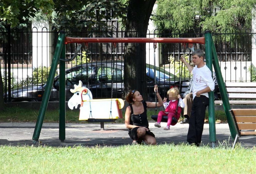 Henryk Gołębiewski z żoną i córką na placu zabaw. FOTO