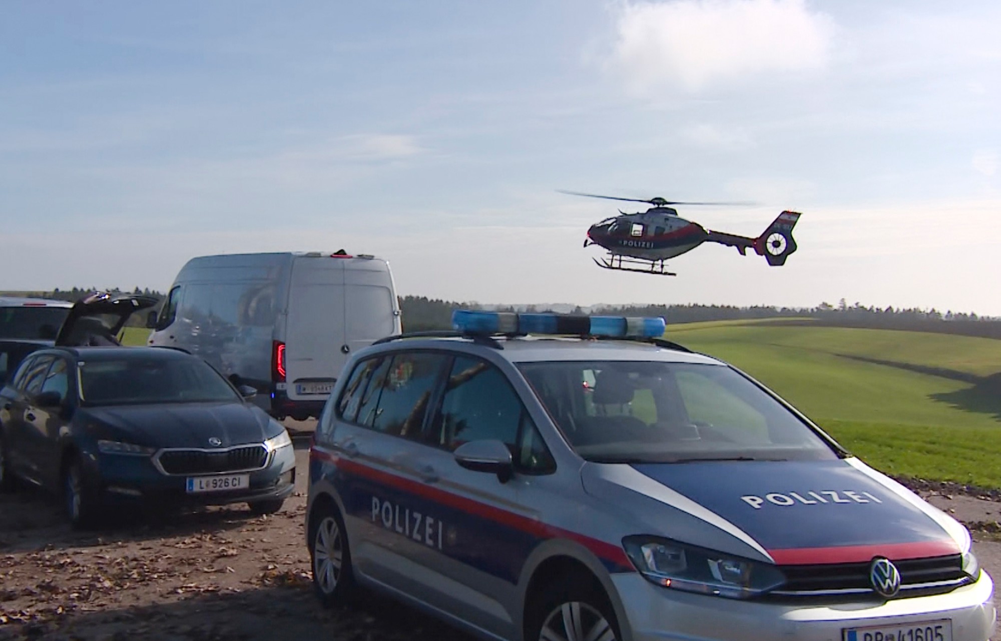 Policajné vozidlá a policajný vrtuľník v obci Fraunschalg pri meste Altenfelden v spolkovej krajine Horné Rakúsko na severe krajiny 28. októbra 2024.