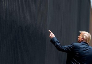 Donald Tramp pred zidom na američko-meksičkoj granici tokom prvog predsedničkog mandata (fotografija je iz juna 2020.) | Foto: SAUL LOEB/AFP via Getty Images