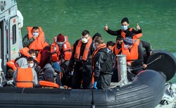 Brytyjski rząd chce powstrzymać falę imigrantów. Idzie na wojnę z gangami przemytników ludzi