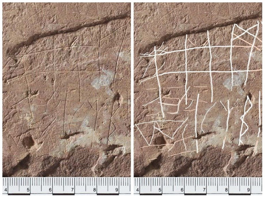 Uważa się, że te wyryte w kamieniu rysy, na które nakładają się kolejne znaki po prawej stronie, mogły być szkicem wstępnym run. 