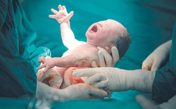 Pandemia znacznie ograniczyła możliwość rodzenia z osobą bliską