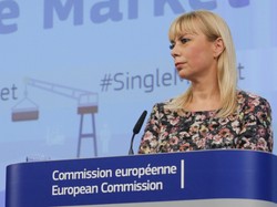 Ładnie zrobiona twarz i nieciekawa sukienka: tak nas reprezentuje komisarz Bieńkowska