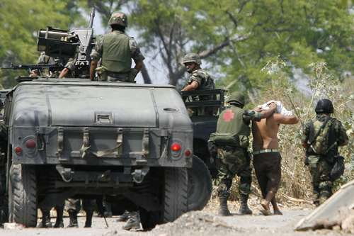 Meksykańscy żołnierze zatrzymujący członków kartelu, Michoacán, 2007 r. (domena publiczna)