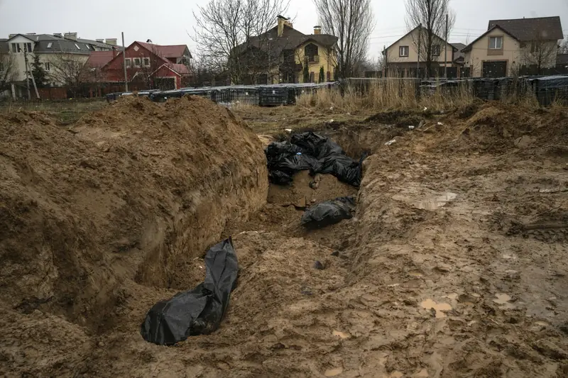 Masowe groby w Buczy po masakrze ludności cywilnej przez rosyjskie wojsko