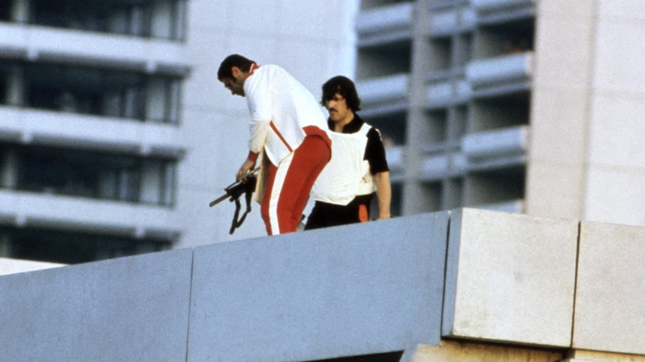Policjanci na dachu budynku, w którym przetrzymywano sportowców