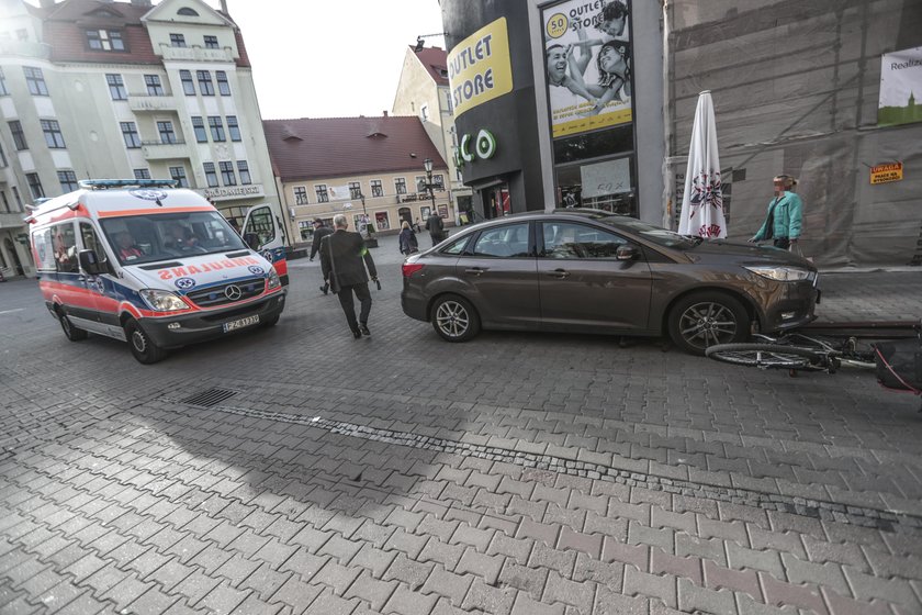 Auto bez kierowcy przejechało rowerzystkę