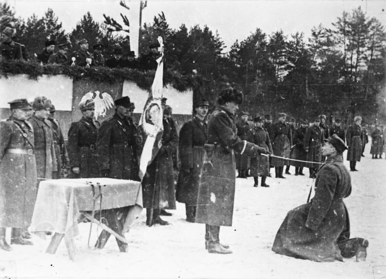 Gen. Zygmunt Berling pasuje pierwszych oficerów 2. dywizji Wojska Polskiego (zima 1943 r.)