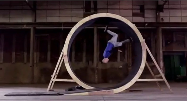 438149_gravitacija-foto-youtube-carli-len