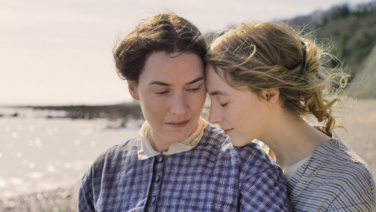 "Amonit": brytyjski portret kobiety w ogniu — recenzja filmu z Kate Winslet i Saoirse Ronan