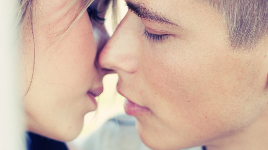 W trakcie pocałunków wymieniamy się około 40 tys. drobnoustrojów