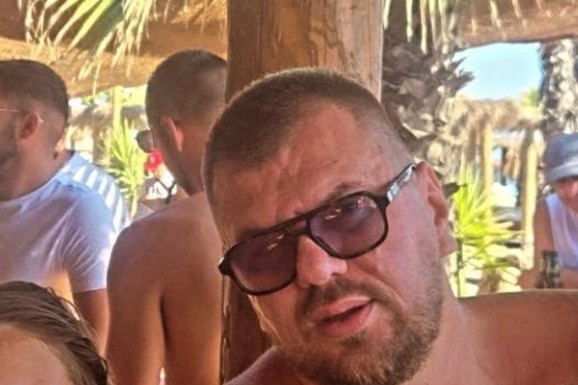 JANJUŠ SA ĆERKOM NA ADI BOJANI Provodio se na plaži sa Milicom Veličković, pa pokazao ŠTA RADE KRUNA I ON: U prvom planu tetovaža koju je posvetio naslednici (FOTO)