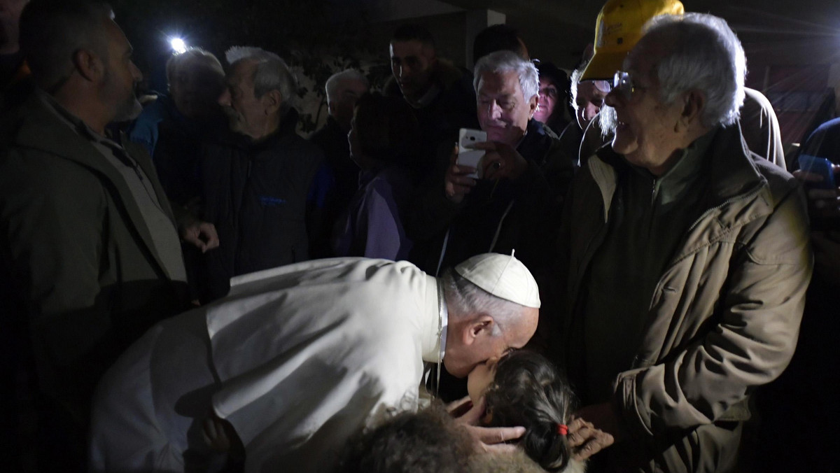 Papież Franciszek złożył niezapowiadaną wizytę w dwóch ośrodkach dobroczynnych w Rzymie. Wizyty te to kontynuacja tzw. Piątków Miłosierdzia, zapoczątkowanych przez papieża w Roku Świętym, gdy raz w miesiącu odwiedzał osoby cierpiące i potrzebujące.