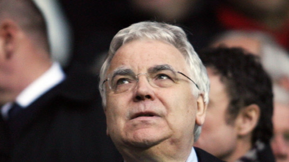 Prezes angielskiego klubu piłkarskiego Everton Bill Kenwright poinformował, że brak aktywności na rynku transferowym wynika z tego, że banki nie chcą pożyczać pieniędzy na drużynę z Goodison Park.