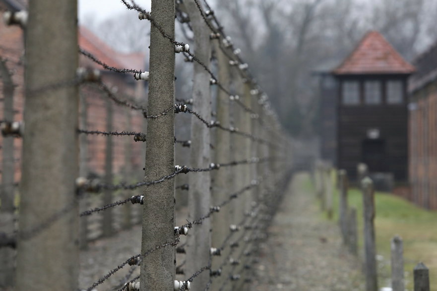 Więźniowie wynosili zapiski poza teren obozu