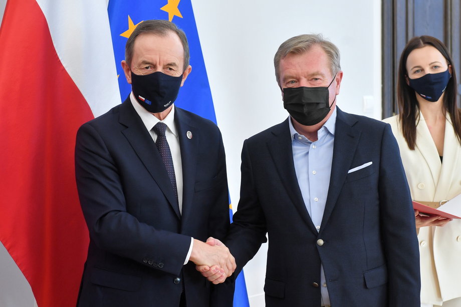 Tomasz Grodzki (z lewej) i Bogdan Kaczmarek. Zdjęcie zrobione podczas uroczystości w grudniu 2020 r., a więc w szczycie pandemii.