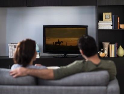 Trombózis a tévézéstől? Nagyobb eséllyel alakulhat ki vérrög, ha sokat ül a kanapén