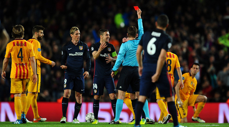 Torres (balról a harmadik) 
gólt szerzett, majd begyűjtött két sárgát, amiért 
megkapta a piros lapot /Fotó: Europress-Getty Images