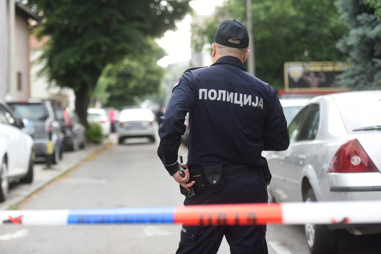 Policija zaustavila mladića, on kolima krenuo da beži, pa sleteo sa puta