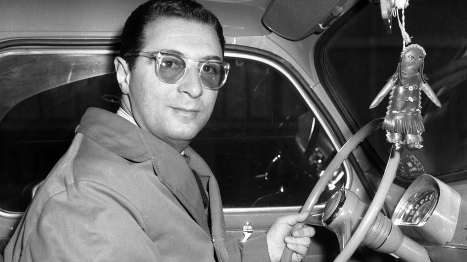 Leopold Tyrmand w swoim samochodzie, 1958 r.