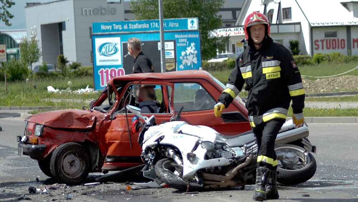 Funkcjonariusz policji jadący motorem na sygnale wpadł pod koła "malucha". Został przewieziony do szpitala.