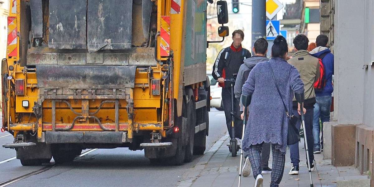 Hulajnogi i rowery w Łodzi to groza na chodnikach. Policja i straż miejska są bezradne